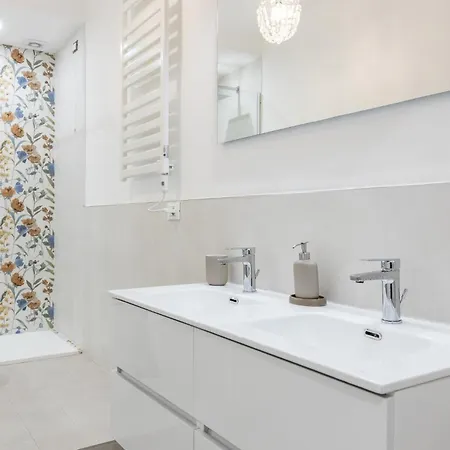 Guesthost - Chic In Apartment *